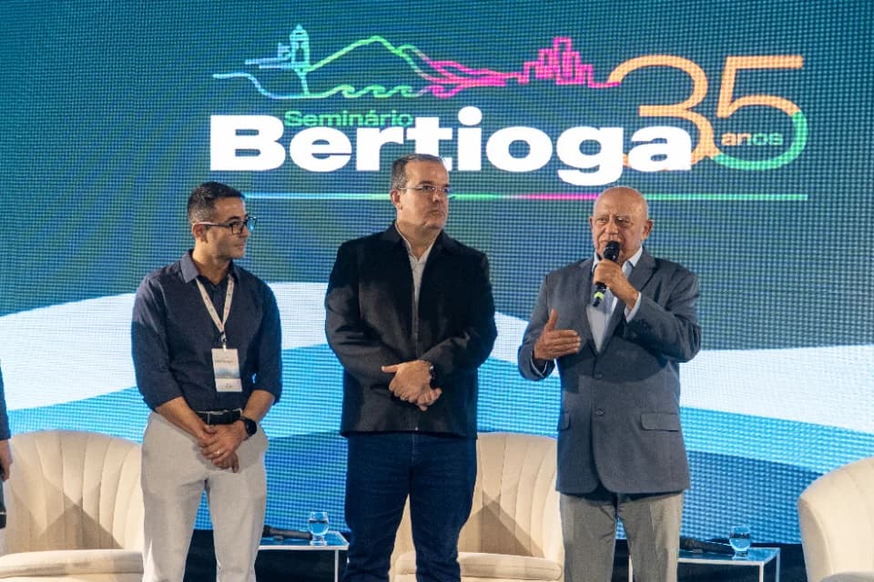 Autoridades no palco do seminário